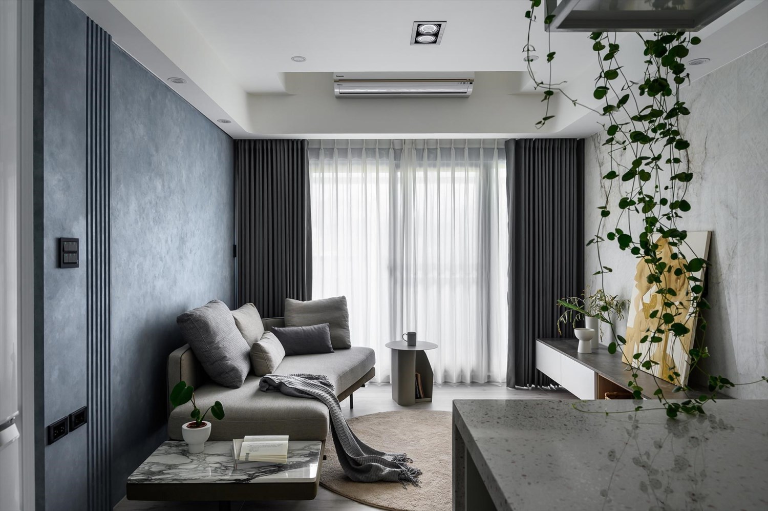 電視牆設計案例 1 – 大理石牆面與系統櫃搭配